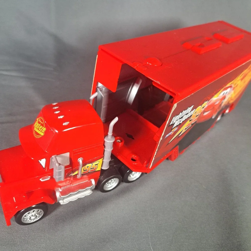 Disney Pixar Cars Transforming Mack Playset Hauler 95 Lightning McQueen